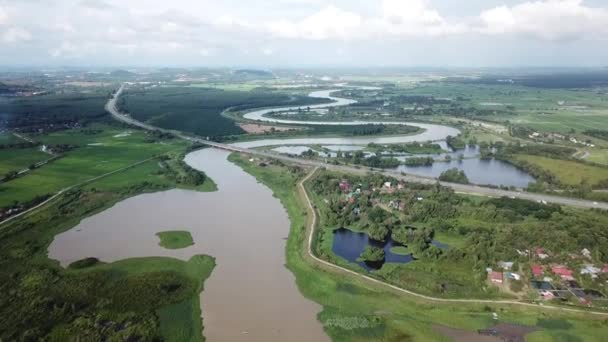 Повітряний вид пролітає над Сунгай Мудою. Дорога Північний Південний ПЛУС перетинає річку.. — стокове відео