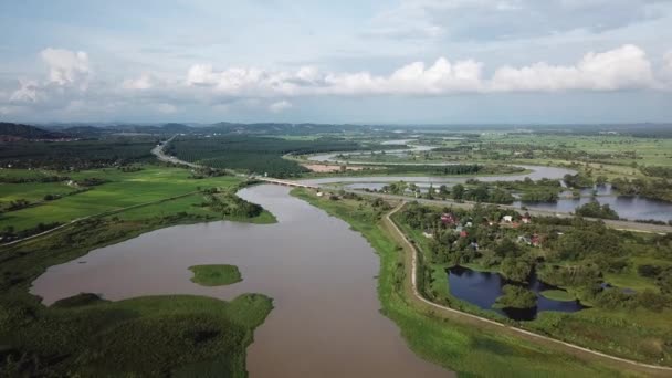 Luchtfoto Sungai Muda en groen veld. — Stockvideo