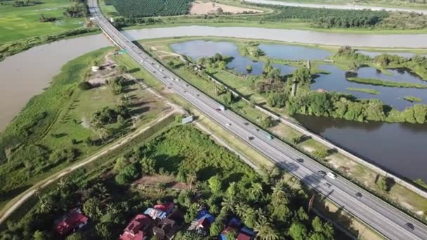 Vista aérea de cima para baixo Sungai Muda e PLUS rodovia . — Vídeo de Stock