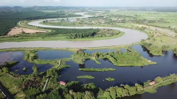 Luchtfoto over het meer Pantai Kamloon en Sungai Muda rivier. — Stockvideo