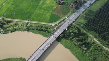 Havadan aşağıya dönük görünüm PLUS otobanındaki trafiğe bakın