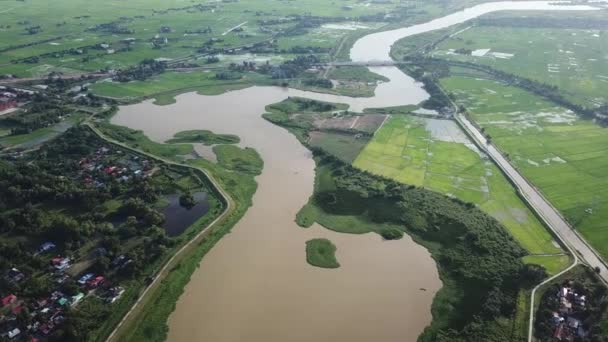 Sungai Muda aérea que é limite para Penang esquerda e Kedah . — Vídeo de Stock