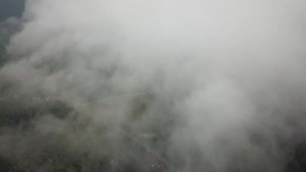Vzdušné mlhavé ráno s mlhavou oblohou na přehradě Ayer Itam. — Stock video