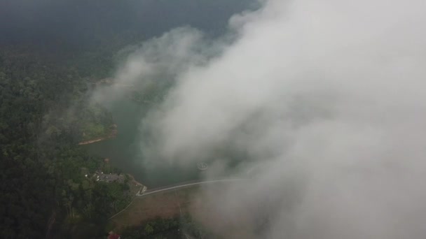 多雾的早晨，Ayer Itam大坝上空的空中迷人的早晨, — 图库视频影像