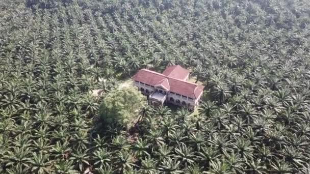 Letecký pohled dolů koloniální budovy 99 dveří na Nibong Tebal, Penang. — Stock video