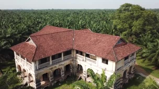 A century old colonial building 99 doors mansion in oil palm estate. — Stock Video