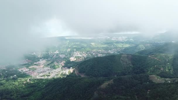 Cielo brumoso sobre la pequeña ciudad con árbol verde en Balik Pulau, Penang . — Vídeo de stock