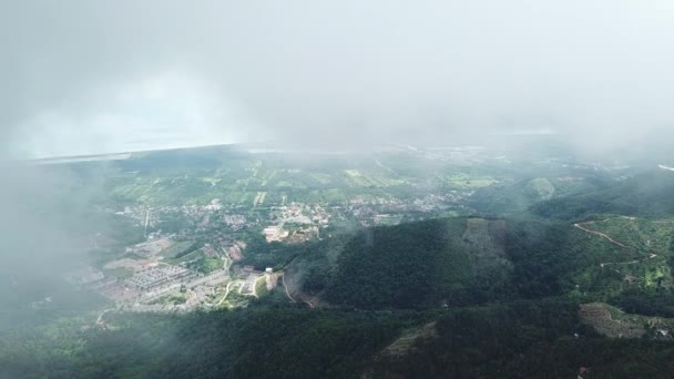 Letecký let nad mrakem směrem na Balik Pulau, Pulau Pinang. — Stock video