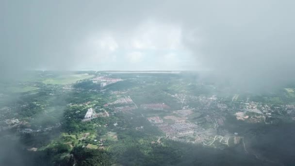 Vlieg over de wolken bij kampung Balik Pulau, Pulau Pinang. — Stockvideo