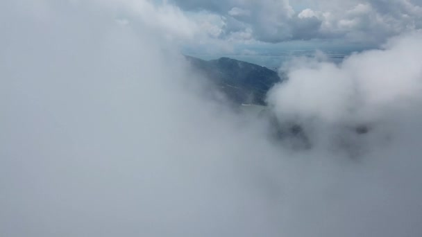 Flug über Nebelwolken in Richtung Ayer Itam Damm, Penang. — Stockvideo