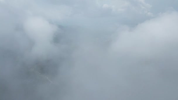 Ayer Itam barajıyla bulutların üzerinde yeşil ormanlarla uçmak — Stok video