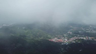 Sisli gökyüzünde uçmak. Küçük kasaba Balik Pulau, Penang arkada..