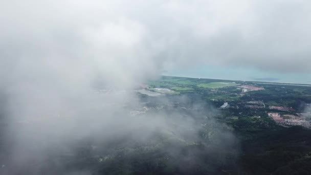 Flyg mot molnet med Balik Pulau stad, Pulau Pinang på bakgrunden. — Stockvideo