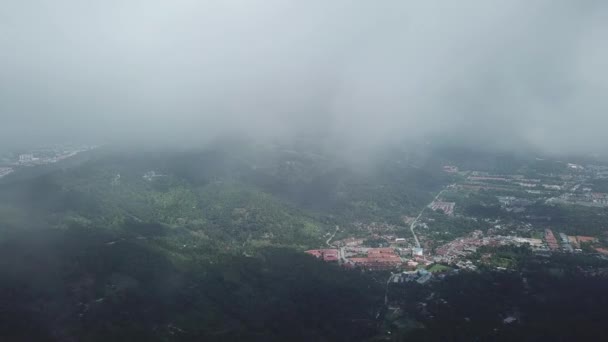 Leť přes zamlženou oblohu. Malé město Balik Pulau, Penang vzadu. — Stock video