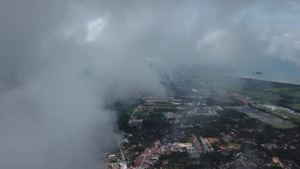 Balik Pulau staden är under dimma filt. — Stockvideo