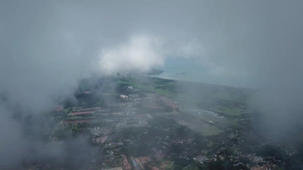 霧の多い空の下でバリク・プラウ・タウン上空を飛行. — ストック動画