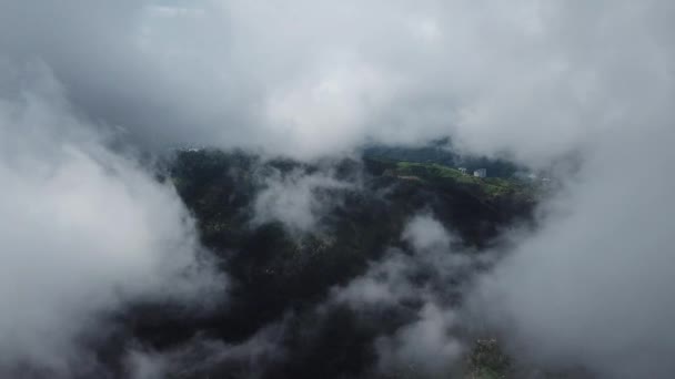 Paisagem nebulosa aérea na floresta tropical em Bukit Bendera — Vídeo de Stock