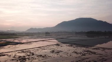 Dağın üzerinden hava kayıyor.