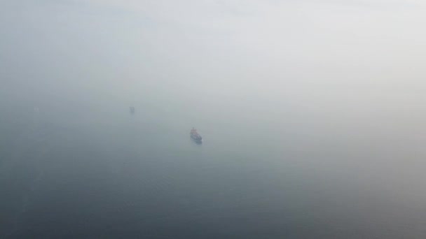 Letecký pohled loď plachta v mlze v úžině Malacca — Stock video
