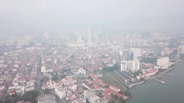 Вид с воздуха Пенанг Джорджтаун и здание KOMTAR — стоковое видео