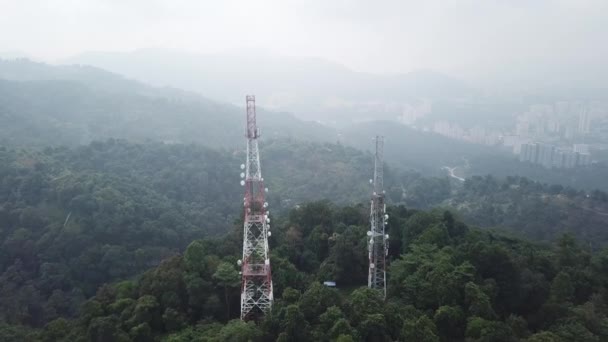 Día nebuloso en la torre de telecomunicaciones — Vídeo de stock