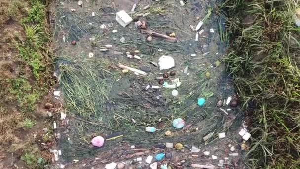 Αεροφωτογραφία σκουπίδια στο ποτάμι. — Αρχείο Βίντεο