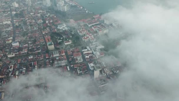 Luchtvlieg over Georgetown en mist wolk — Stockvideo