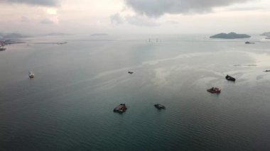 Hava gemisi, Malacca Boğazı 'ndaki gemi.