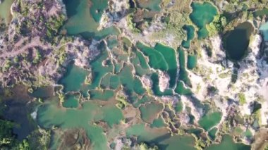 Tasik Gelugor 'un kırsal kesimindeki hava manzaralı terk edilmiş taş ocağı