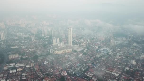 Aerial tjock dimma på George Town. — Stockvideo