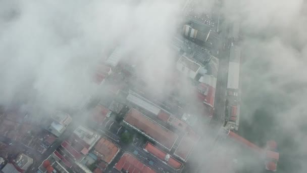 Nebbia nuvoloso paesaggio urbano mattina — Video Stock