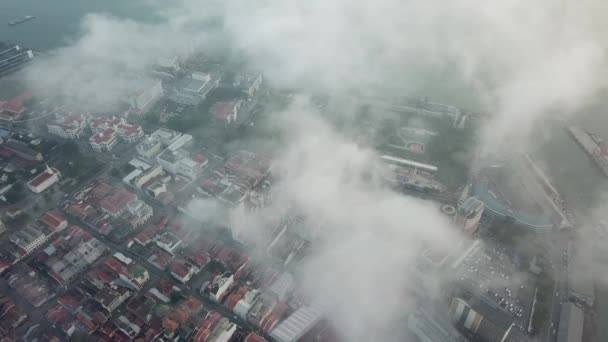 Luchtfoto uitzicht ochtendmist omringt George Town World — Stockvideo