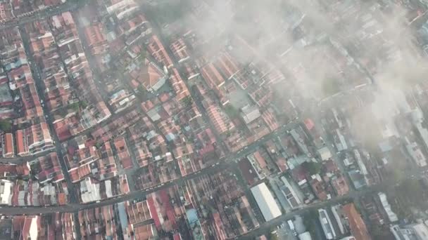 Luchtfoto mistige ochtend stadsgezicht George Town — Stockvideo