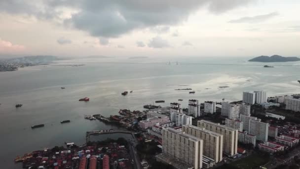 Arka planı Penang Köprüsü olan Aerial Lebuh Macallum — Stok video