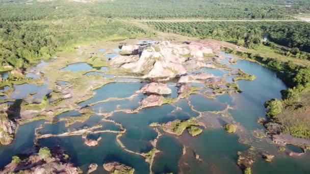 Légi kilátás paradicsom kőfejtő, amely kék színű tó — Stock videók