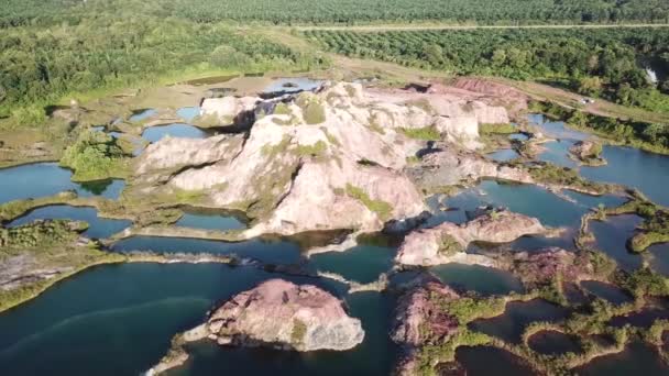 Lago de cantera azul aéreo con agua cristalina en Frog Hill — Vídeo de stock