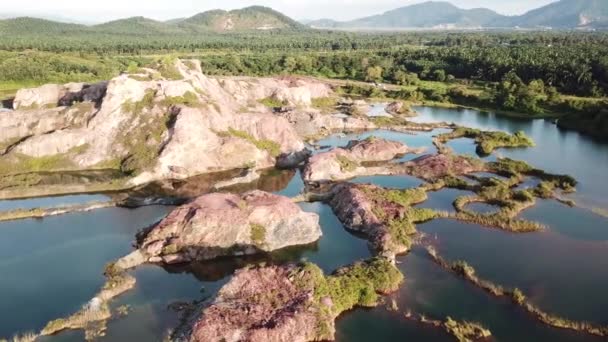 Vista aérea de la cantera azul en la noche en Guar Petai — Vídeo de stock