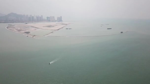 Navega en barco sobre el proyecto de recuperación de tierras Gurney Wharf — Vídeo de stock