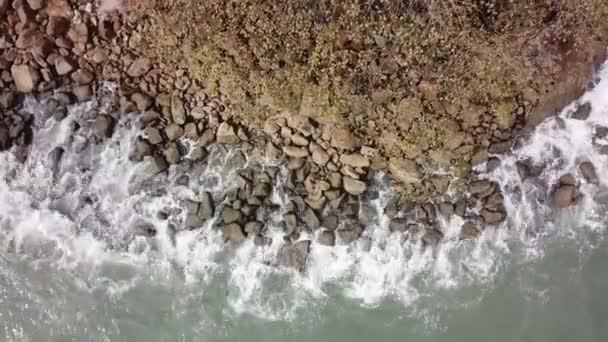 Mirada giratoria aérea hacia abajo gran onda de salpicadura — Vídeos de Stock