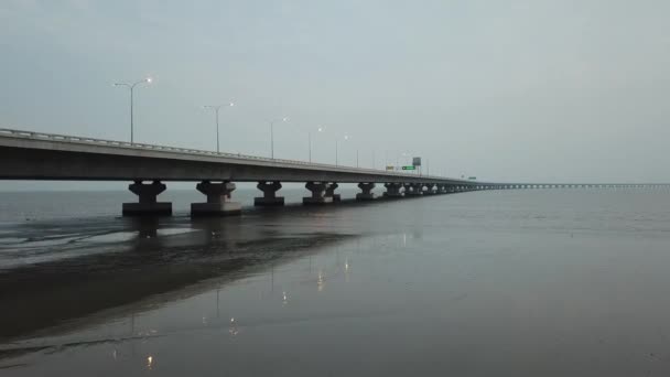 Voler vers Penang deuxième pont en fin de soirée . — Video