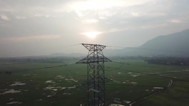 Vista aérea de la parte superior de la torre eléctrica en la mañana temprano — Vídeos de Stock