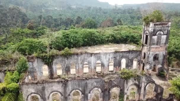 Vista aérea antigua iglesia abandonada del Sagrado Corazón de Jesús, Pagar Tras — Vídeos de Stock