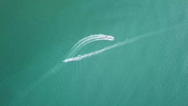 Een boot brengt kleurrijke parachute varen op de zee — Stockvideo