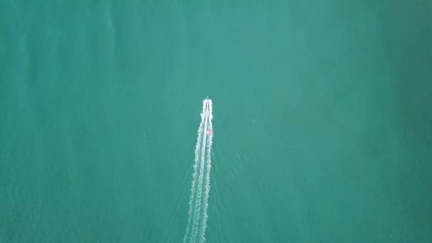Um barco carrega paraquedas coloridos em Batu Ferringhi — Vídeo de Stock