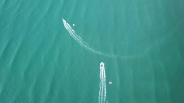 Dos barcos con actividad de parapente en Batu Ferringhi — Vídeo de stock
