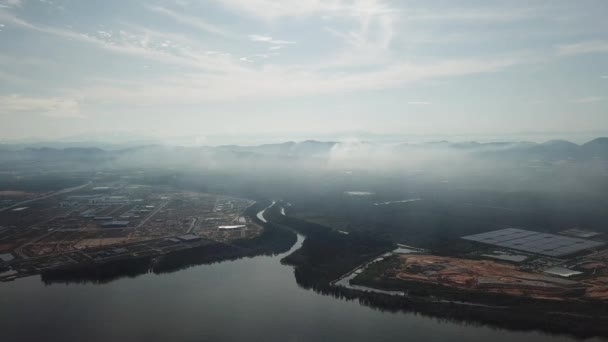 Pemandangan udara Kota Batu Kawan dalam kabut — Stok Video