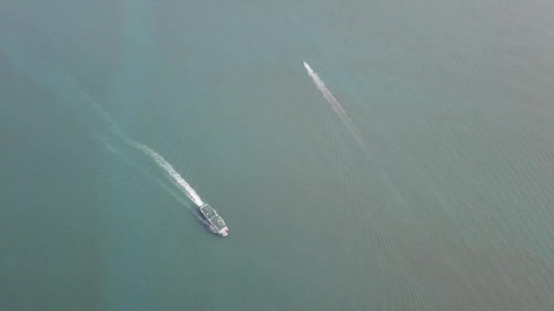 Aeronave um barco navega em direção diferente com balsa — Vídeo de Stock