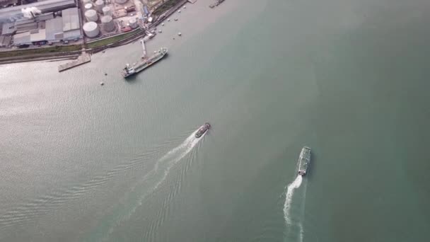 Transbordador de vista aérea que llega a Butterworth Jetty Terminal — Vídeos de Stock