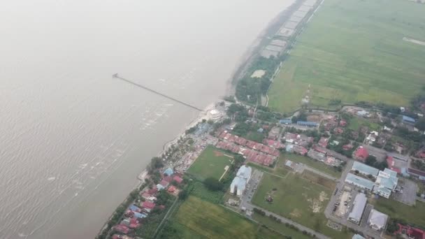 Luchtfoto roterende blik naar beneden Yan Pantai Murni waterkant — Stockvideo