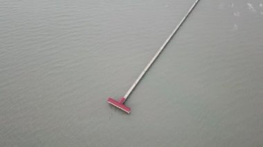 Yan 'da Pantai Murni havaalanı manzaralı.